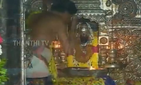 சனிப்பெயர்ச்சி விழா: மகர ராசியில் இருந்து கும்ப ராசிக்கு இடம்பெயர்ந்தார் சனிபகவான்