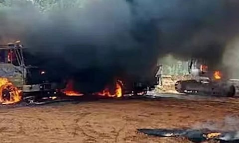 மாநில எல்லையில் அரசு பஸ்கள் உள்பட 5 வாகனங்களுக்கு தீ: நக்சலைட்டுகள் அட்டூழியம்