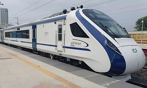 வந்தே பாரத் ரெயிலில் தானியங்கி கதவு திறக்காததால் திண்டுக்கல்லில் பயணிகள் பரிதவிப்பு