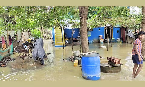 உடன்குடி அருகே கிராம அதிகாரியை முற்றுகையிட்டு சிறை பிடித்த கிராம மக்கள்