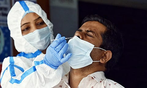கேரளாவில் புதிதாக 300 பேருக்கு கொரோனா பாதிப்பு- 3 பேர் உயிரிழப்பு