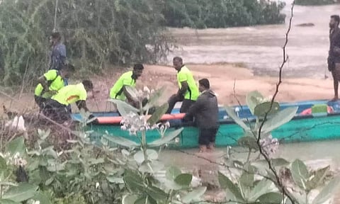 பால்பின்ராஜ் உடலை மீட்ட மீட்பு படையினரை படத்தில் காணலாம்.