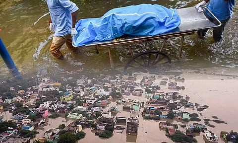 மழைக்கு பலியானவர்கள் எண்ணிக்கை 70-ஐ தாண்டுகிறது? கால்நடைகள் இறந்து மிதப்பதால் சுகாதார சீர்கேடு அபாயம்