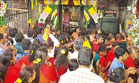 திருநள்ளாறு சனீஸ்வரர் கோவிலில் 2-வது நாளாக பக்தர்கள் தரிசனம்