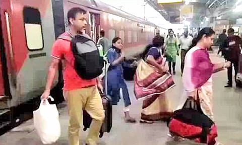 மழை நீர் வடிய தொடங்கியதால் 5 நாட்களுக்கு பிறகு தூத்துக்குடிக்கு வந்த முத்துநகர் எக்ஸ்பிரஸ்