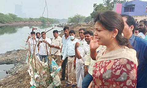 எண்ணெய் கழிவால் பாதிக்கப்பட்ட இடங்களை சவுமியா அன்புமணி பார்வையிட்டார்