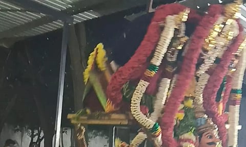 சொர்க்கவாசல் திறப்பின்போது பெருமாள் சாமி சிலை தலைகீழாக கவிழ்ந்தது