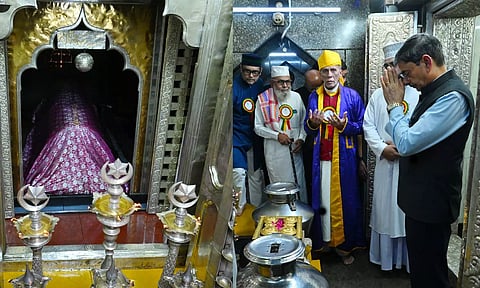 நாகூர் தர்காவில் கவர்னர் ஆர்.என்.ரவி பிரார்த்தனை செய்த காட்சி