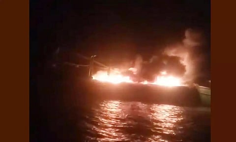 ரூ.1 கோடி மதிப்பிலான விசைப்படகு தீ விபத்தில் முற்றிலும் எரிந்து சேதம்- சதிச்செயல் காரணமா? என போலீசார் விசாரணை