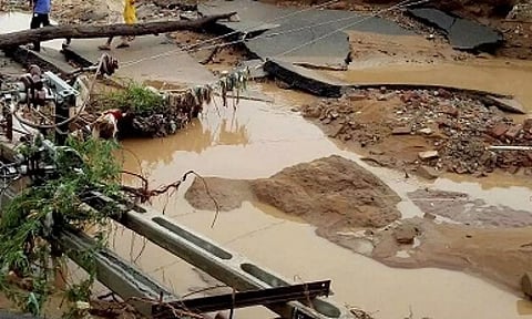 உடன்குடி-நெல்லை இடையே 10-வது நாளாக போக்குவரத்து தடை: 100 கிராமமக்கள் கடும் பாதிப்பு