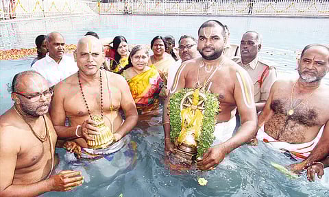 வைகுண்ட துவாதசியையொட்டி சக்கரத்தாழ்வார் தீர்த்தவாரி