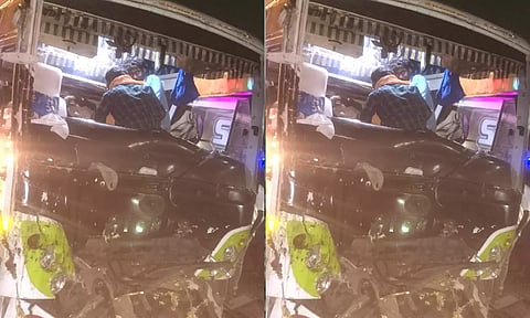 விபத்தில் வேனின் முன்பகுதி முற்றிலும் சேதமடைந்துள்ள காட்சி.