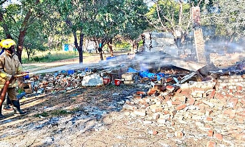 பட்டாசு ஆலையில் பயங்கர வெடி விபத்து- அறை இடிந்து தரைமட்டம்