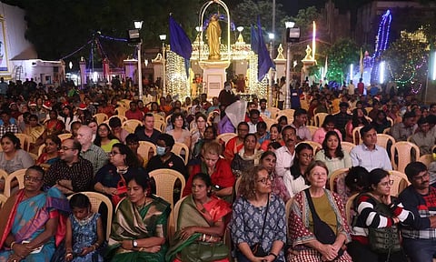 கேக்வெட்டி கிறிஸ்துமஸ் கொண்டாடிய வெளிநாட்டு பயணிகள்