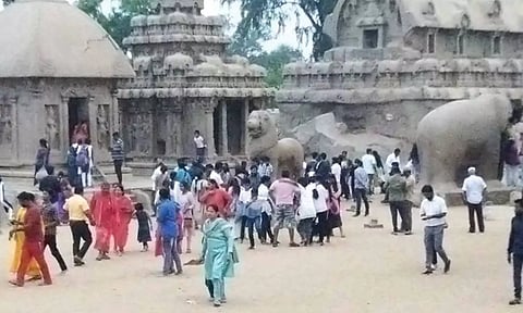 சுற்றுலா பயணிகள் வருகை அதிகரிப்பு: மாமல்லபுரத்தில் கடும் போக்குவரத்து நெரிசல்