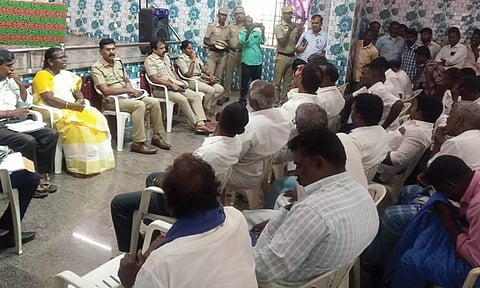 மீனவ கிராம மக்களுடன் போலீசார் பேச்சுவார்த்தை நடத்திய காட்சி.