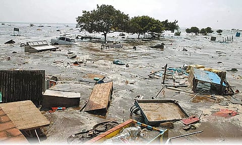 சுனாமிக்கு இரையான சென்னை மெரினா கடற்கரை