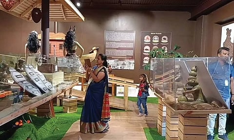 விதம்-விதமாக சாக்லெட்டுகள் விற்பனைக்கு வைக்கப்பட்டு இருந்த காட்சி.