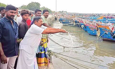 தூத்துக்குடியில் கடலில் பால் ஊற்றி அஞ்சலி செலுத்தும் மீனவர்கள்.
