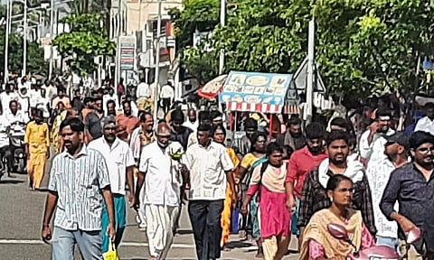 பவுர்ணமி கிரிவலம்: திருவண்ணாமலையில் பக்தர்கள் குவிந்தனர்