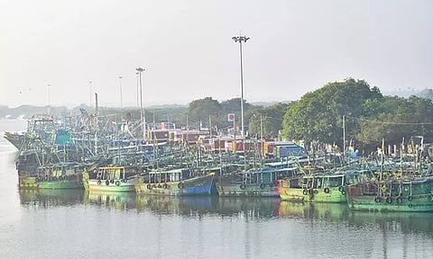 சுனாமி நினைவு தினம்: கடற்கரை பகுதியில் கண்ணீர் விட்டு கதறி அழுத பெண்கள்