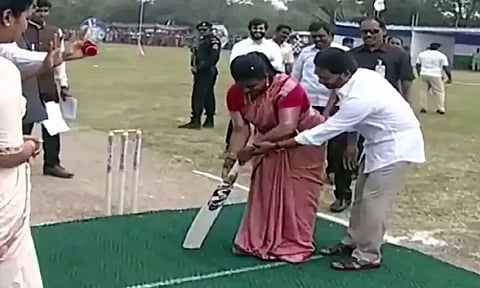 ரோஜாவுக்கு BAT பிடிக்க கற்றுத் தந்த ஜெகன்மோகன்