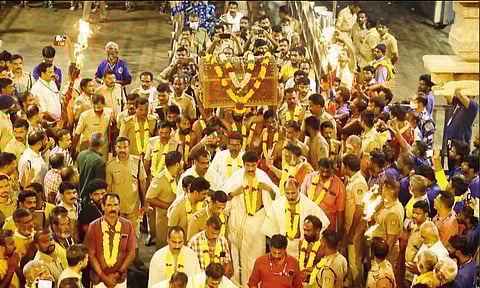 சபரிமலை: ஐயப்பனுக்கு தங்க அங்கி அணிவித்து சிறப்பு தீபாராதனை