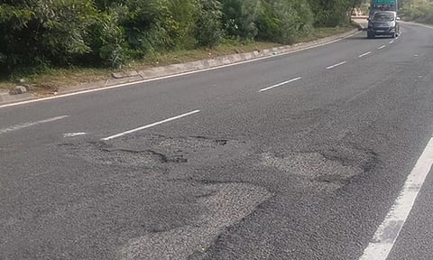 சென்னை-திருச்சி தேசிய நெடுஞ்சாலையில் மழையால் ஏற்பட்ட பள்ளங்களால் வாகன ஓட்டிகள் திணறல்