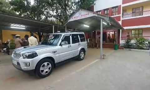 காவல் நிலையத்தில் வெடித்து சிதறிய பட்டாசு- மேற்கூரை விழுந்து ஒருவர் உயிரிழப்பு