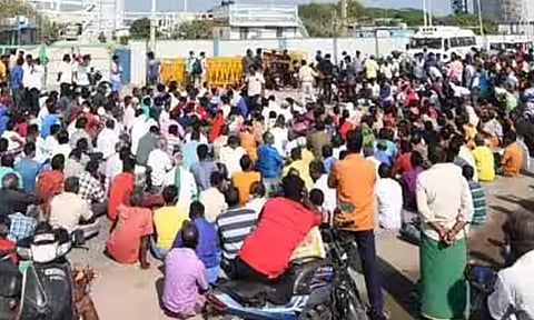 எண்ணூர் தொழிற்சாலையில் வாயு கசிவு: போராட்டத்தில் ஈடுபட்ட மீனவர்கள் மீது வழக்குப்பதிவு