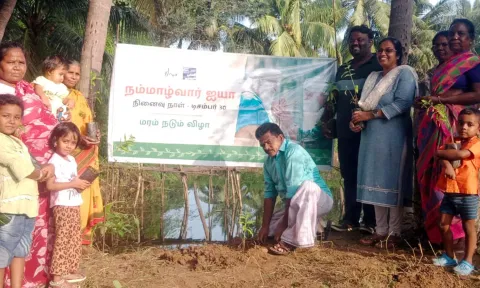 நம்மாழ்வார் நினைவு தினம்- ஒரே நாளில் 1.94 லட்சம் மரக்கன்றுகள் நட்டு விவசாயிகள் சாதனை