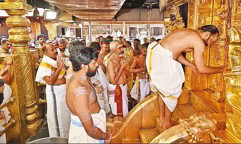 மகரவிளக்கு பூஜை: சபரிமலை ஐயப்பன் கோவில் நடை திறப்பு