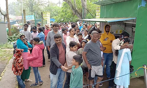 ஏற்காட்டில் குவிந்த சுற்றுலா பயணிகள்.