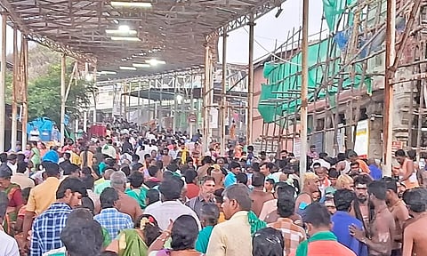 புத்தாண்டை யொட்டி திருச்செந்தூரில் பக்தர்கள் குவிந்தனர்