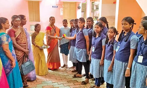 நெல்லை சந்திப்பு மீனாட்சிபுரம் பெண்கள் மேல்நிலைப்பள்ளிக்கு உற்சாகத்துடன் வந்த மாணவிகளை, ஆசிரியைகள் பூக்கள் கொடுத்து வரவேற்ற காட்சி.