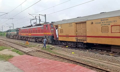 16 நாட்களாக ஸ்ரீவைகுண்டத்தில் நிறுத்தி இருந்த செந்தூர் எக்ஸ்பிரஸ் இன்று மீட்பு