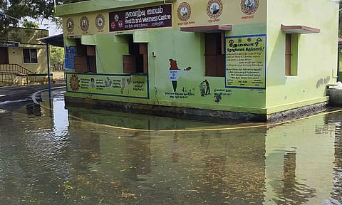 பரமன்குறிச்சி பகுதியில் ஆஸ்பத்திரி, பள்ளிகளில் வடியாத வெள்ளம்