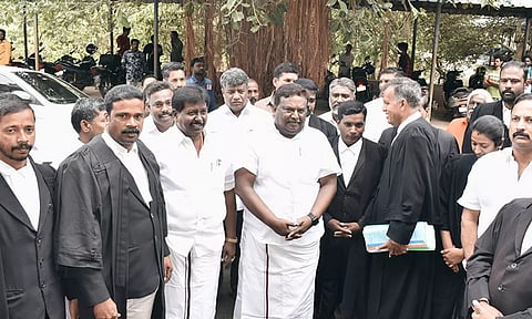 அமைச்சர் சிவசங்கர் கோர்ட்டில் ஆஜராக வந்த காட்சி.