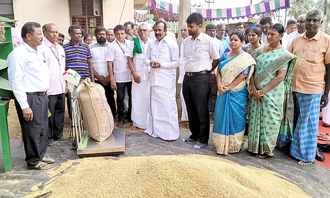 நசியனூரில் நேரடி நெல் கொள்முதல் நிலையத்தை அமைச்சர் முத்துசாமி திறந்து வைத்து பார்வையிட்டபோது எடுத்த படம். 