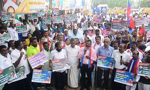 மழை வெள்ள பாதிப்பை தீவிர பேரிடராக அறிவிக்கக்கோரி திருமாவளவன் தலைமையில் ஆர்ப்பாட்டம்