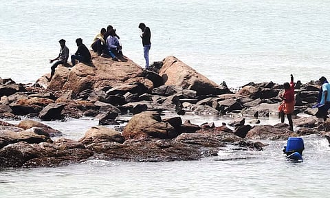 கன்னியாகுமரியில் ஆபத்தை உணராமல் அத்துமீறும் சுற்றுலா பயணிகள்