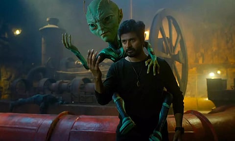 செஞ்சு முடிக்கிறனோ இல்லையோ, இனிமே இது என்னோட வேலை.. வைரலாகும் அயலான் டிரைலர்