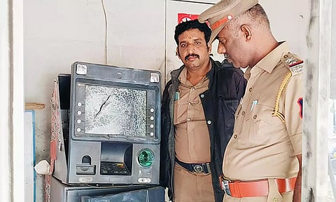 ஏ.டி.எம். எந்திரத்தை உடைத்து பணம் கொள்ளை?