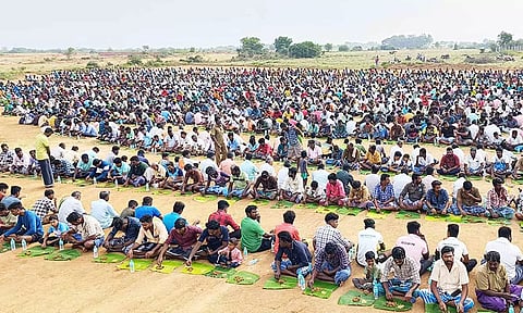 ஆண்கள் மட்டும் பங்கேற்ற விழாவில் 62 ஆடுகள் பலியிட்டு 'கமகம' கறிவிருந்து