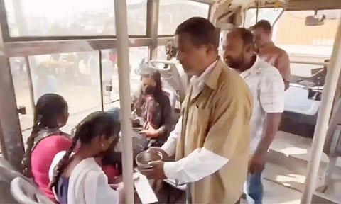 பெண்களுக்கு இலவச பயணம்... பஸ்சில் ஆட்டோ டிரைவர்கள் பிச்சை எடுத்து போராட்டம்