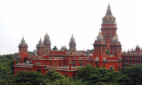 ரெயில்வே மருத்துவமனைகளில் ஒப்பந்த அடிப்படையில் உதவியாளர்களை நியமிக்க தடை- ஐகோர்ட் உத்தரவு