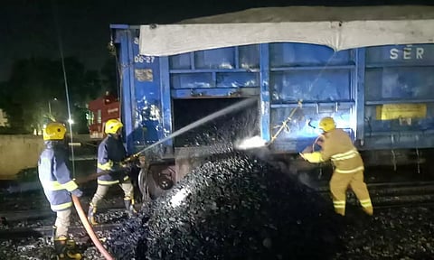 நிலக்கரி ஏற்றி வந்த சரக்கு ரெயிலில் திடீர் தீ