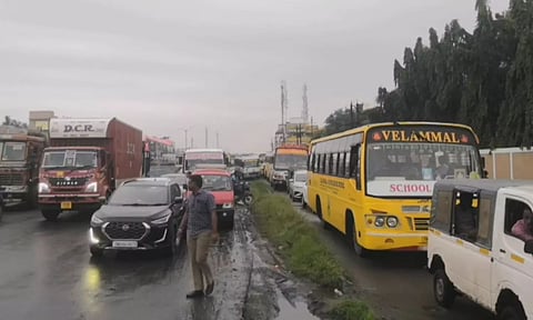சாலையில் ஏற்பட்ட பள்ளம்: நெடுஞ்சாலையில் கடும் போக்குவரத்து நெரிசல்