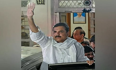 போலீஸ் வாகனத்தில் வந்து மனு தாக்கல் செய்த ஆம் ஆத்மி எம்.பி சஞ்சய் சிங்