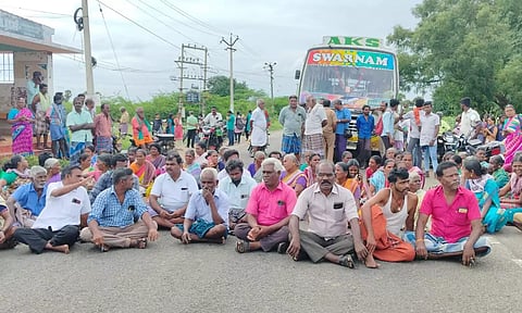 கோவில்பட்டி அருகே கிராம மக்கள் சாலை மறியல்